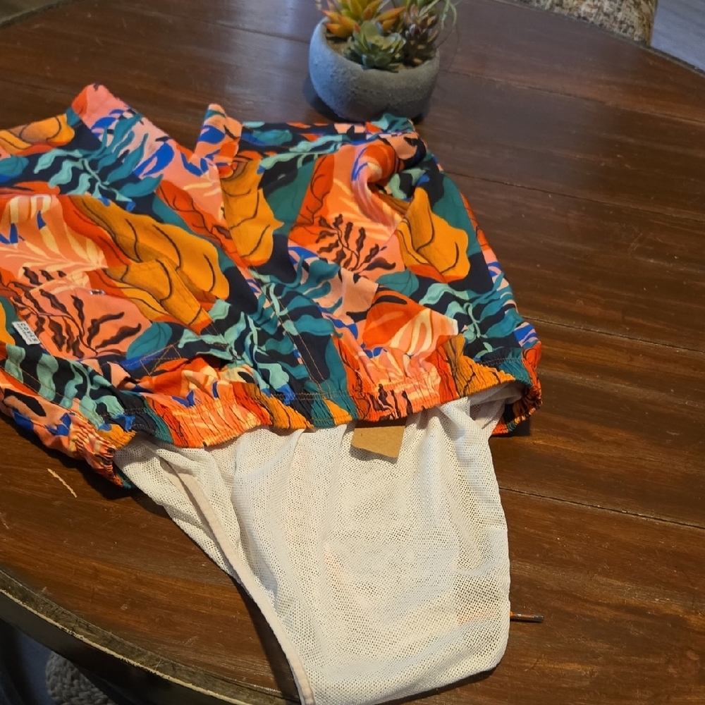 Cove Multicolor Leaf Pattern Shorts - Picture 4 of 12